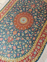 Charger l'image dans la galerie, Tapis ovale Ghom soie noué main n°18585_116×74
