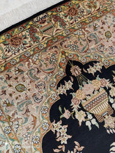 Charger l'image dans la galerie, Tapis Ghom soie noué main n°18194_120×80
