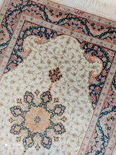 Charger l'image dans la galerie, Tapis Ghom soie noué main n°16933_123×80
