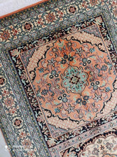 Charger l'image dans la galerie, Tapis Cachemire soie noué main n°40_123×80
