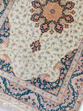 Charger l'image dans la galerie, Tapis Ghom soie noué main n°16933_123×80
