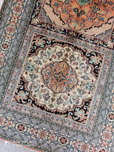 Charger l'image dans la galerie, Tapis Cachemire soie noué main n°40_123×80
