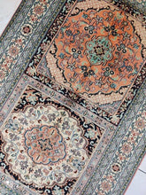 Charger l'image dans la galerie, Tapis Cachemire soie noué main n°40_123×80
