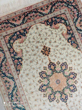 Charger l'image dans la galerie, Tapis Ghom soie noué main n°16933_123×80
