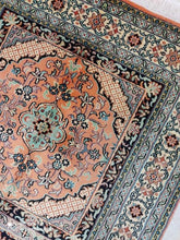 Charger l'image dans la galerie, Tapis Cachemire soie noué main n°40_123×80
