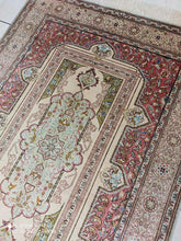 Charger l&#39;image dans la galerie, Tapis Ghom soie tissé main n°16478_145×100
