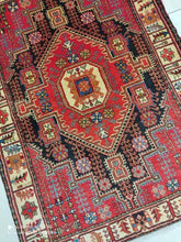Charger l'image dans la galerie, Tapis Nahavand tissé main n°13852_151×110
