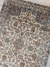 Charger l&#39;image dans la galerie, Tapis Cachemire soie tissé main n°57_156×100
