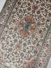 Charger l&#39;image dans la galerie, Tapis Cachemire soie tissé main n°55_157×92
