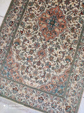 Charger l&#39;image dans la galerie, Tapis Cachemire soie tissé main n°55_157×92
