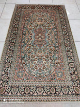 Charger l'image dans la galerie, Tapis Cachemire soie noué main n°37_158×93
