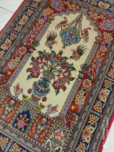 Charger l&#39;image dans la galerie, Tapis Ghom noué main n°18929_160×108
