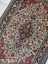 Charger l&#39;image dans la galerie, Tapis Ghom fait main n°2027_165×105
