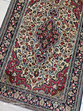 Charger l&#39;image dans la galerie, Tapis Ghom fait main n°2027_165×105
