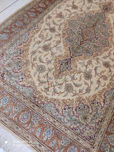 Charger l&#39;image dans la galerie, Tapis Ghom soie tissé main n°11699_195×135
