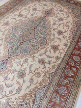 Charger l&#39;image dans la galerie, Tapis Ghom soie tissé main n°11699_195×135
