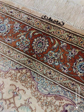 Charger l&#39;image dans la galerie, Tapis Ghom soie tissé main n°11699_195×135
