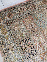 Charger l&#39;image dans la galerie, Tapis Cachemire soie tissé main n°859_210×125
