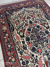 Charger l'image dans la galerie, Tapis Ispahan tissé main main n°18923_235×153
