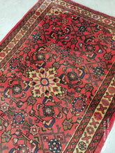 Charger l'image dans la galerie, Tapis Hosseinabad noué main n°15376_365×77
