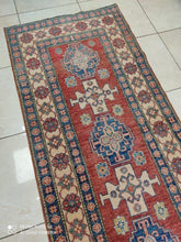 Charger l&#39;image dans la galerie, Tapis Kazak tissé main n°391_391×92
