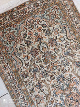 Charger l'image dans la galerie, Tapis Cachemire soie noué main n°41_96×66
