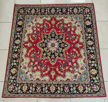 Charger l&#39;image dans la galerie, Tapis carré Ghom tissé main n°17337_142×140
