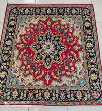 Charger l&#39;image dans la galerie, Tapis carré Ghom tissé main n°17337_142×140
