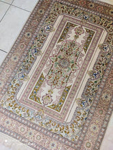 Charger l'image dans la galerie, Tapis Ghom soie tissé main n°18236_140×98

