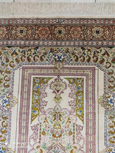 Charger l'image dans la galerie, Tapis Ghom soie tissé main n°18236_140×98
