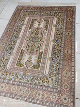 Charger l'image dans la galerie, Tapis Ghom soie tissé main n°18236_140×98
