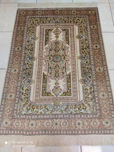 Charger l'image dans la galerie, Tapis Ghom soie tissé main n°18236_140×98
