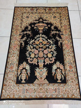 Charger l'image dans la galerie, TAPIS GHOM soie tissé main n°18582_117×78
