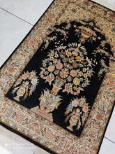 Charger l'image dans la galerie, TAPIS GHOM soie tissé main n°18582_117×78
