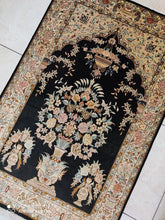 Charger l'image dans la galerie, TAPIS GHOM soie tissé main n°18582_117×78
