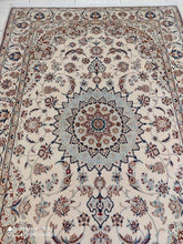 Charger l&#39;image dans la galerie, Tapis Nain Chichla fait main n°16419_252×162

