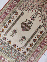 Charger l'image dans la galerie, Tapis Ghom soie noué main n°16904_111×76
