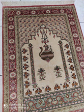 Charger l'image dans la galerie, Tapis Ghom soie noué main n°16904_111×76
