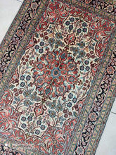 Charger l'image dans la galerie, Tapis Cachemire soie noué main n°8_127×81
