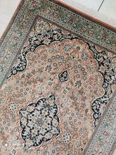 Charger l'image dans la galerie, Tapis Cachemire soie tissé main n°34_150×99
