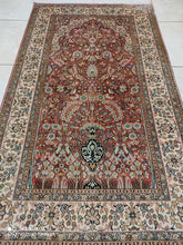 Charger l'image dans la galerie, Tapis Cachemire soie noué main n°33_156×91
