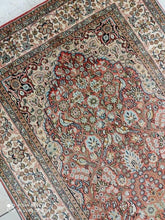 Charger l'image dans la galerie, Tapis Cachemire soie noué main n°33_156×91

